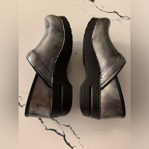 Dansko Women’s Clogs Silver (EU SIZE 39) NWOT